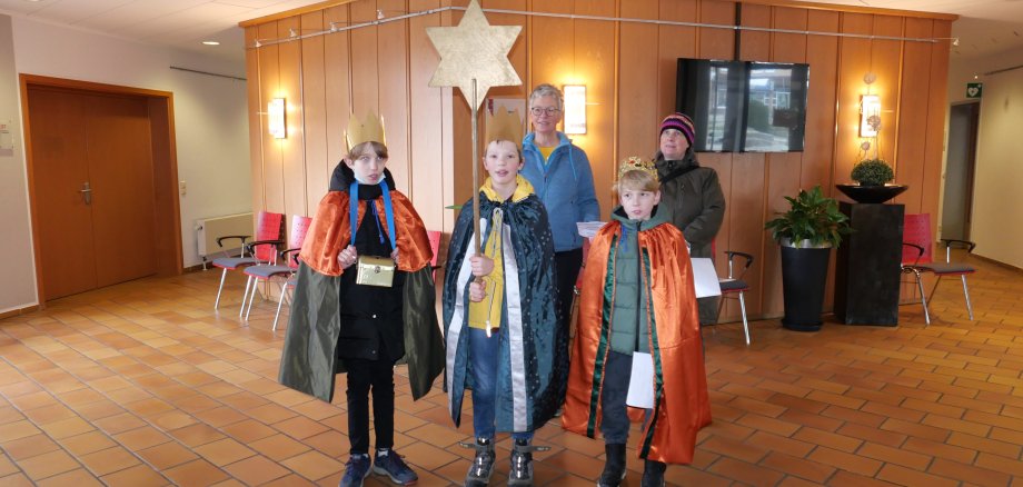 Am Freitag, 6. Januar, besuchten die Lohfeldener Sternsinger das Rathaus und trugen gemeinsam ein Lied vor.