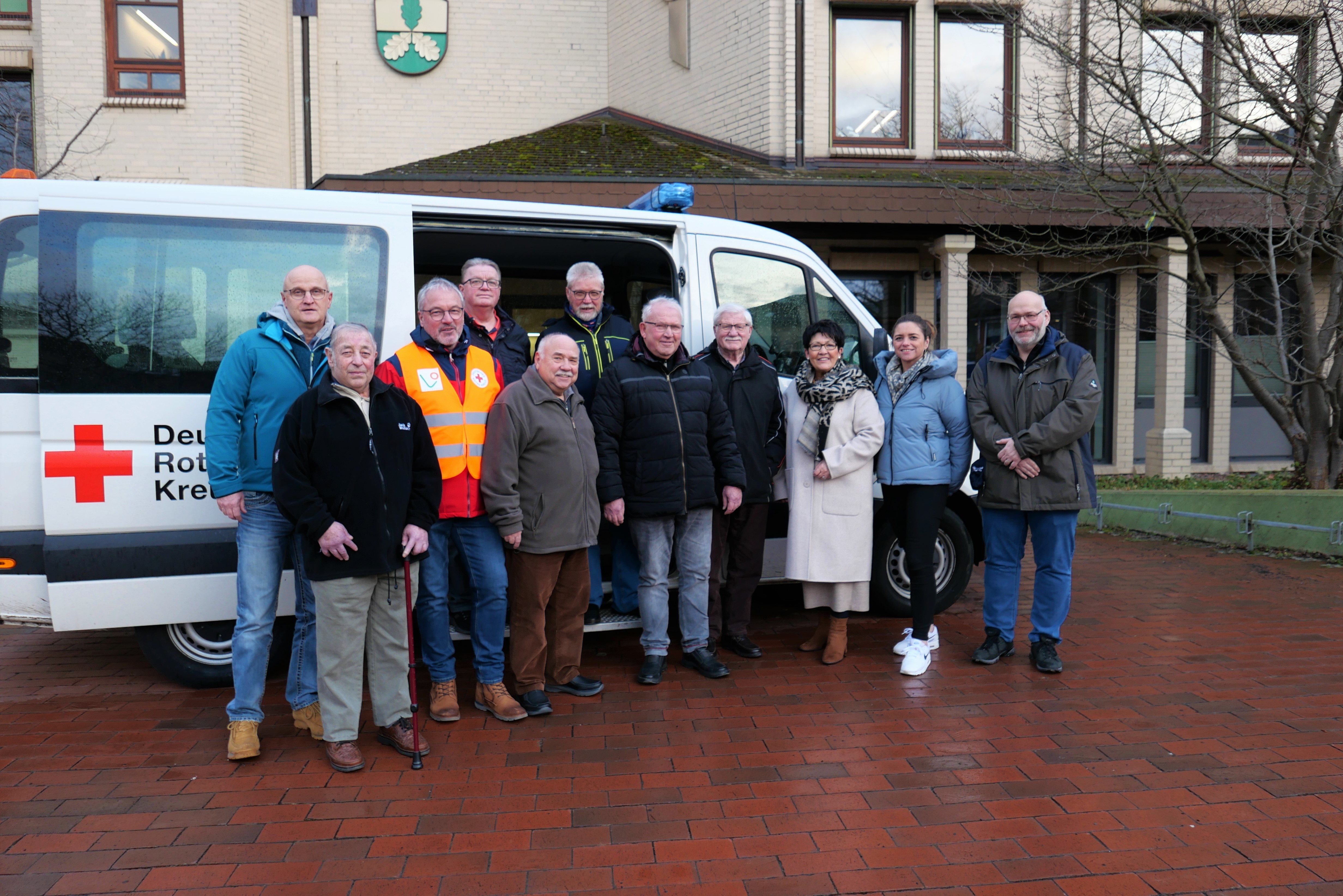Die im Jahr 2022 und 2023 aktiven ehrenamtlichen Fahrer am 01.02. vor dem Senioren-Einkaufsbus des DRK (v.l.n.r.): Thomas Imgrund, Volkhard Kiebach, Jörg Seeger, Hilmar Bärthel, Hans-Jürgen Schipper, Horst Bertram, Hans-Hermann Becker und Markus Reubert gemeinsam mit Seniorenbeiratsvorsitzendem Karl Schäffer (4.v.l.), Erster Beigeordneten Bärbel Fehr (3.v.r.) und Seniorenbeauftragter Katharina Schaub (2.v.r.).