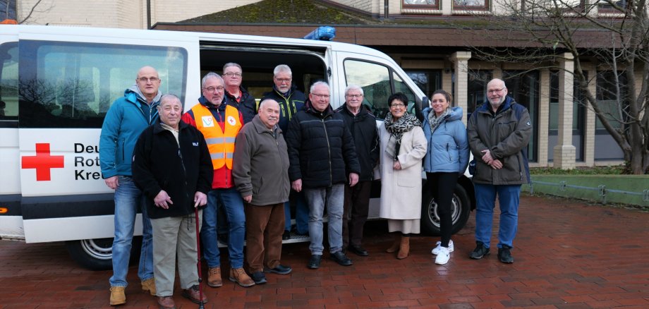 Die im Jahr 2022 und 2023 aktiven ehrenamtlichen Fahrer am 01.02. vor dem Senioren-Einkaufsbus des DRK (v.l.n.r.): Thomas Imgrund, Volkhard Kiebach, Jörg Seeger, Hilmar Bärthel, Hans-Jürgen Schipper, Horst Bertram, Hans-Hermann Becker und Markus Reubert gemeinsam mit Seniorenbeiratsvorsitzendem Karl Schäffer (4.v.l.), Erster Beigeordneten Bärbel Fehr (3.v.r.) und Seniorenbeauftragter Katharina Schaub (2.v.r.).