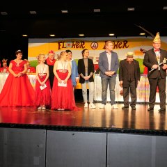 Sitzungspräsidentin Theresa Altrogge (r.) begrüßte am 05.02. gemeinsam mit dem Prinzenpaar Silvia Altrogge, die Zweite vom Loh (3.v.l.) und Frank Altrogge, der Zweite vom Loh (2.v.r.), den Kinderprinzessinnen Ella Scharf und Sofie Weigert, die Ersten vom Loh (4. und 5.v.l.), Gemeindevertretervorsitzendem Norbert Thiele (l.), Ehrenpräsidentin des SPD Frauenkarnevals, Karin Kuhn (7.v.r.), Erster Beigeordneter Bärbel Fehr (6.v.r.), Seniorenbeauftragter Katharina Schaub (5.v.r.), Florian Schneider, MdL, (4.v.r.) und Vorsitzendem des Seniorenbeirates, Karl Schäffer (3.v.r.) die Gäste. 