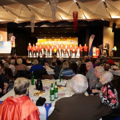 Beim Schunkeln herrschte beste Stimmung im vollbesetzten Bürgerhaus.