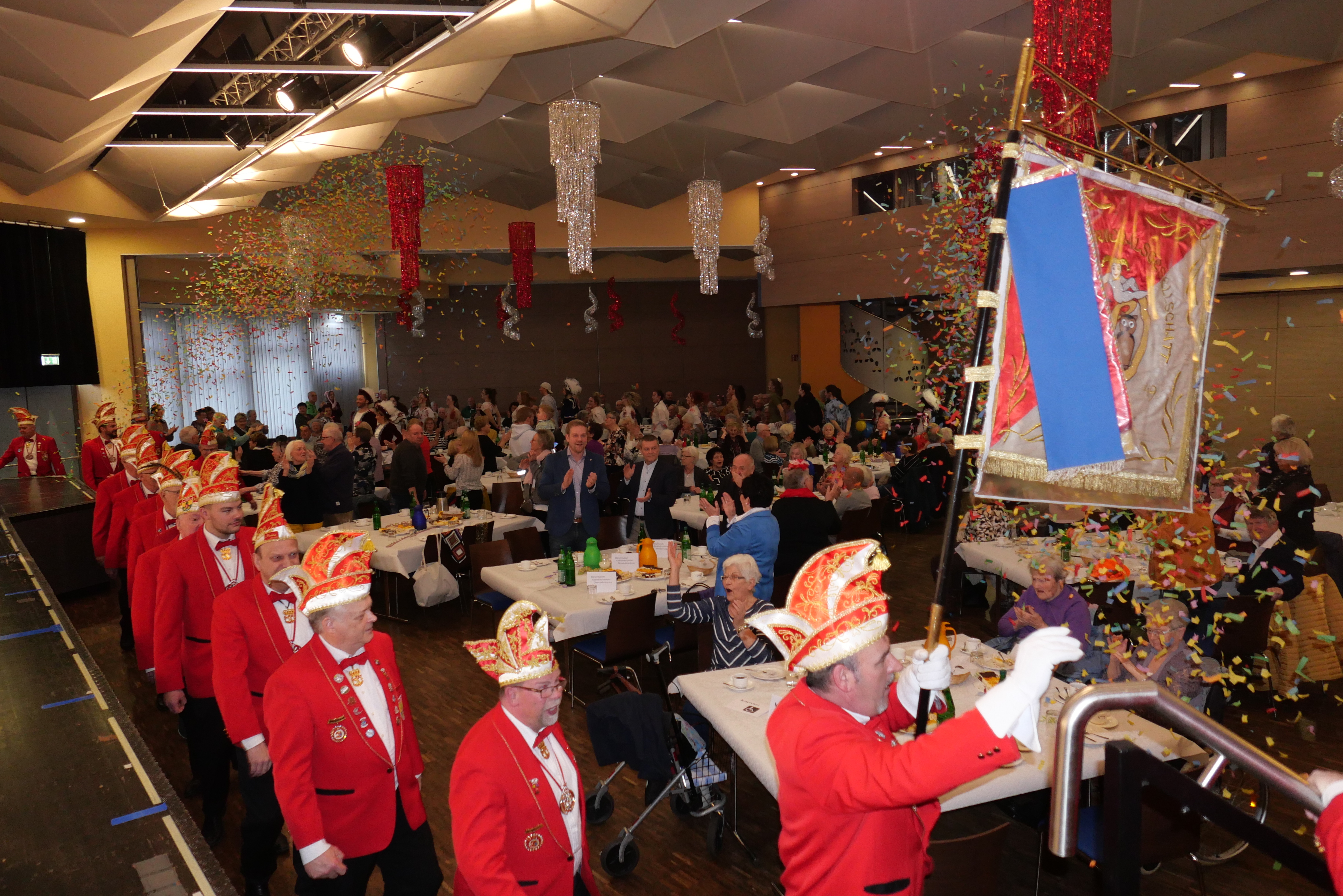 Der narrenhafte Einzug durch den Saal mit viel Konfetti. 
