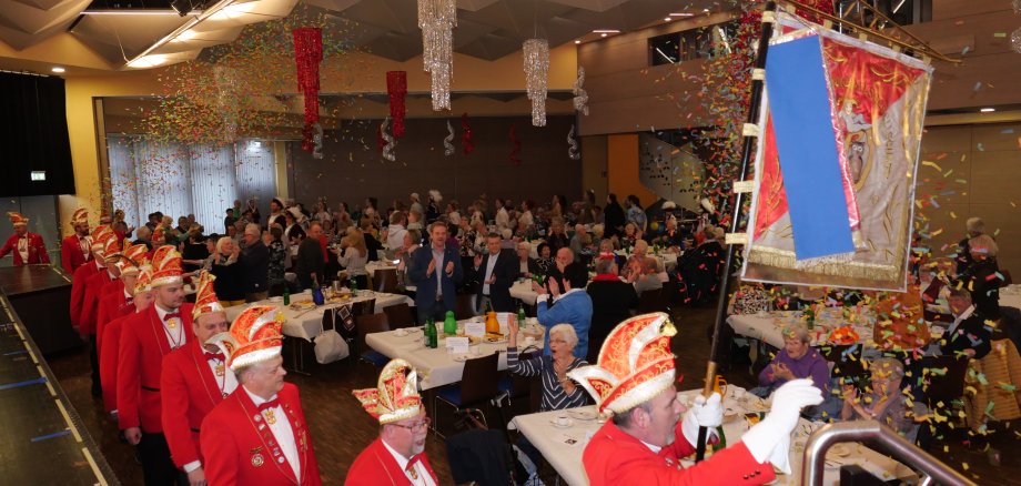 Der narrenhafte Einzug durch den Saal mit viel Konfetti. 