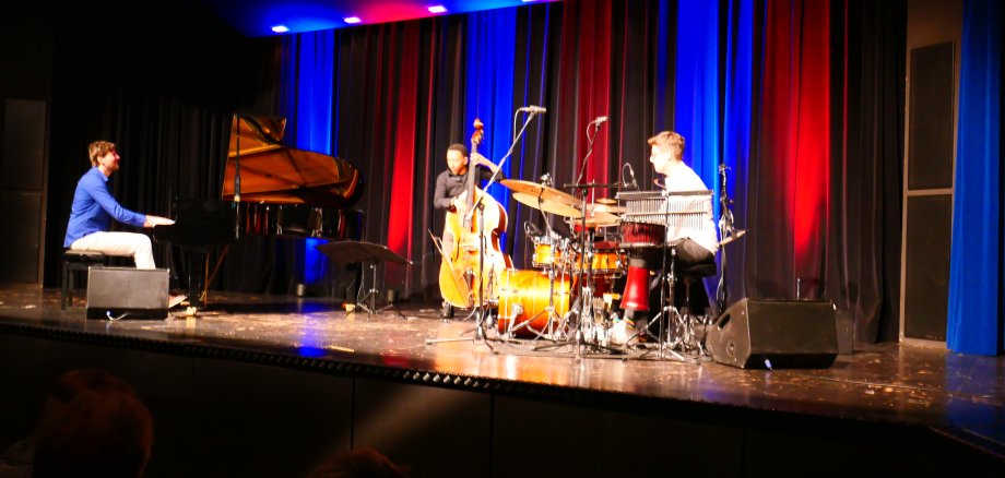 Die weltberühmte Jazz-Band „Triosence“ spielte am 11. März im Lohfeldener Bürgerhaus mit Komponist Bernhard Schüler am Flügel, Omar Rodriguez Calvo am Bass und Tobias Schulte an den Drums und anderen Rhythmus-Instrumenten.