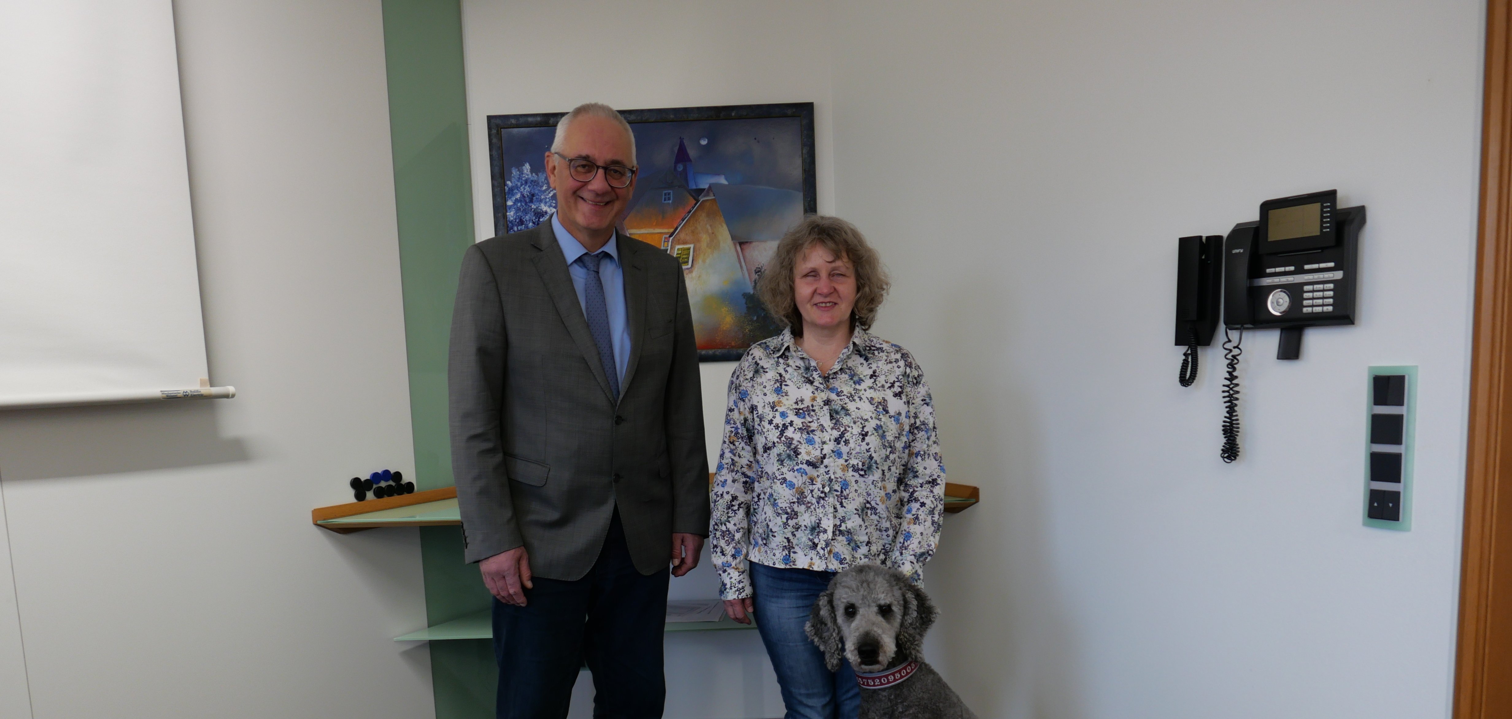 Bürgermeister Uwe Jäger freut sich darüber, dass ihm Beraterin Petra Willich vom Verein „Selbstbestimmt leben in Nordhessen e.V.“ gemeinsam mit ihrem Blindenhund Monkey am 13.03. einen Besuch im Rathaus abstattete und ab sofort einmal im Monat Menschen mit Beeinträchtigungen ihre Beratung anbieten wird. 