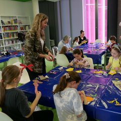 Bücherei-Mitarbeiterin Franziska Krause (M.) stand den Kindern beim Basteln mit Rat und Tat zur Seite.