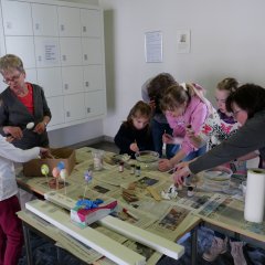 Unter der Anleitung der Bücherei-Mitarbeiterinnen Louisa Theis (3.v.r.) und Michaela Fenn (r.) färbten die Gäste bunte Ostereier.