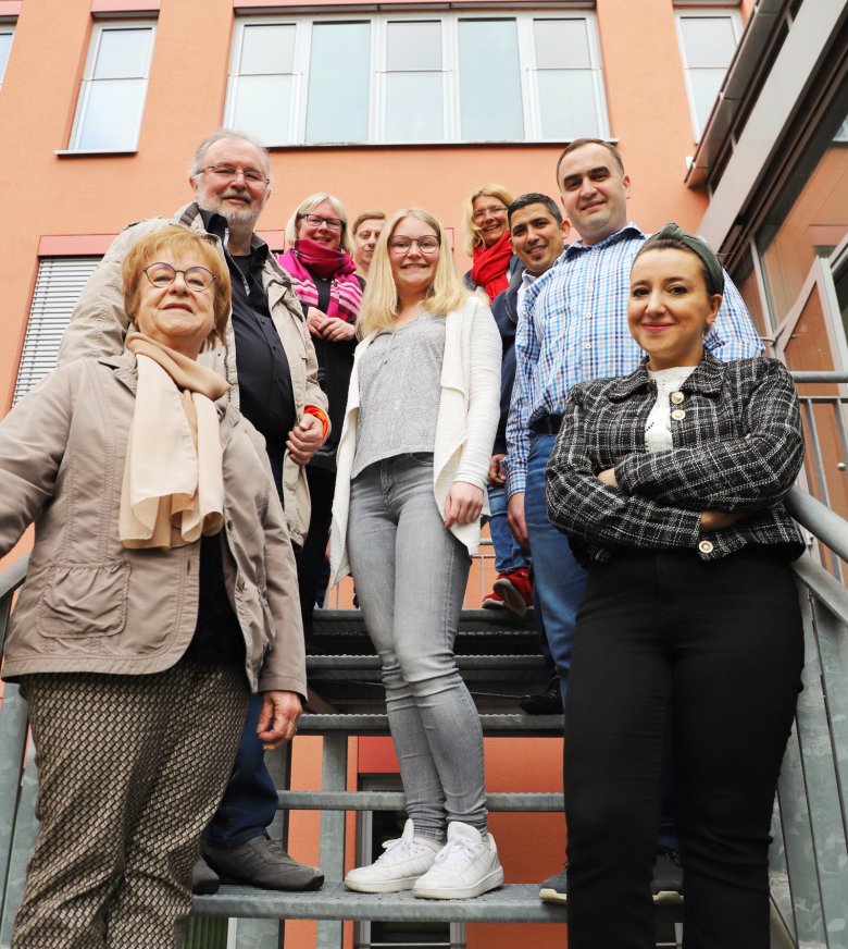 Zertifikatsübergabe im Kreishaus. Im Bild: (v.l.) Hilde Bouchon (Integrationslotsin aus Fuldabrück), Werner Dippel (Integrationslotse aus Fuldabrück), Vizelandrätin Silke Engler, Sebastian Hillberger (WIR-Koordinator), Celine Carrier (WIR-Koordinatorin), Nicole Spangenberg (Fachdienstleiterin Flüchtlingshilfe), Yakub Yurtseven (Integrationslotse aus Hofgeismar), Andrei Rau (Integrationslotse aus Lohfelden) und Özlem Kaban (Integrationslotsin aus Hofgeismar). 