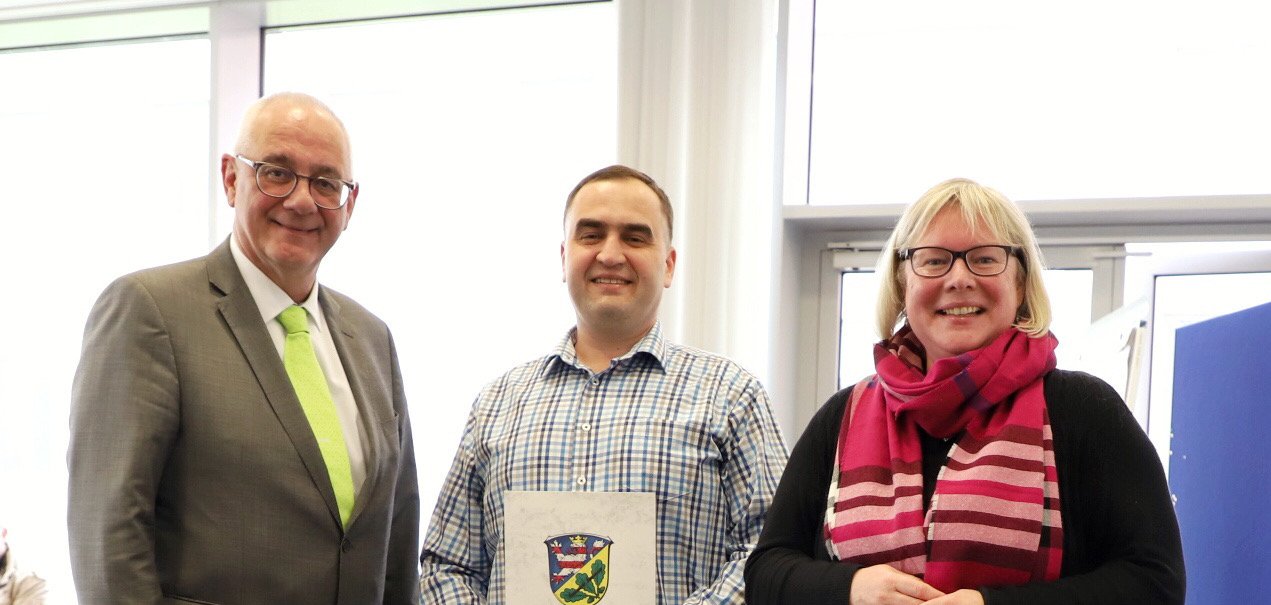 Bürgermeister Uwe Jäger (l.) gratulierte dem frischgebackenen Integrationslotsen Andrei Rau gemeinsam mit der Ersten Kreisbeigeordenten Silke Engler (r.)
