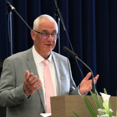 Der Bürgermeister der Gemeinde Lohfelden, Uwe Jäger, während seines Grußwortes.