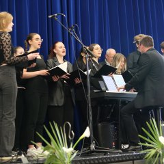 Die gekonnte und abwechslungsreiche musikalische Umrahmung erfolgte durch den Chor der Kasseler Herderschule unter der Leitung von Matthias Müller.  