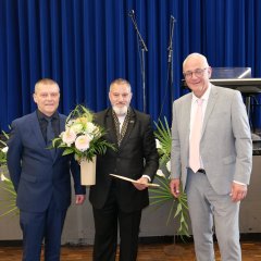 Mit der Auszeichnung „Ehrenausländerbeirat“ wurde Fatmir Alili (M.) ausgezeichnet. Zu den ersten Gratulanten zählten Bürgermeister Uwe Jäger (r.) und Vorsitzender der Gemeindevertretung Norbert Thiele.