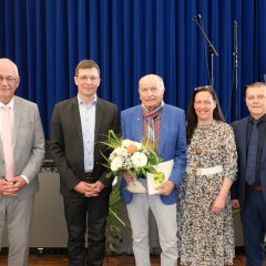 Die Ehrennadel der Gemeinde Lohfelden für über 20-jährige ehrenamtliche Tätigkeit überreichte Bürgermeister Uwe Jäger (l.) an Klaus Michel (3.v.l.). Als erstes gratulierten Schulleiter der Söhre-Schule, Arno Scheinost (2.v.l.) und Gemeindevertretervorsitzender Norbert Thiele (r.).  
