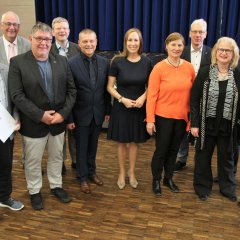 Den Ehrenbrief des Landes Hessen für über 12-jährige ehrenamtliche Tätigkeit erhielten (v.l.n.r.) Hans-Jürgen Fiegand, Thomas Keilmann, Tobias Geismann, Heike Wagenknecht, Petra Karasek, Jürgen Hamann und Hannelore Döll. Zu den ersten Gratulanten zählten (v.l.n.r.) Florian Schneider, MdL, Timon Gremmels, MdB, Bürgermeister Uwe Jäger, Vorsitzender der Gemeindevertretung, Norbert Thiele, Astrid Wallmann, Präsidentin des Hessischen Landtages und Landrat des Landkreises Kassel, Andreas Siebert. 