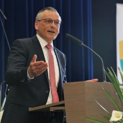 Die Grüße und guten Wünsche des Landkreises Kassel überbrachte Landrat Andreas Siebert.