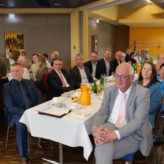 Altbürgermeister Michael Reuter (h.r.) saß mit Vertreterinnen und Vertretern von Wirtschaft, Politik, Kirche und Verwaltung am Tisch.  