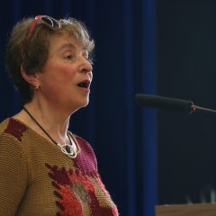 Mitglied des Ausländerbeirats, Bella Tonkikh, trug zu Ehren von Ehrenausländerbeirat Fatmir Alili ein ukrainisches Lied vor.