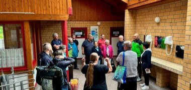 Schwimmmeister Bastian Passau begrüßte die ersten Gäste am 21.05.2023 im Lohfeldener Schwimmbad.