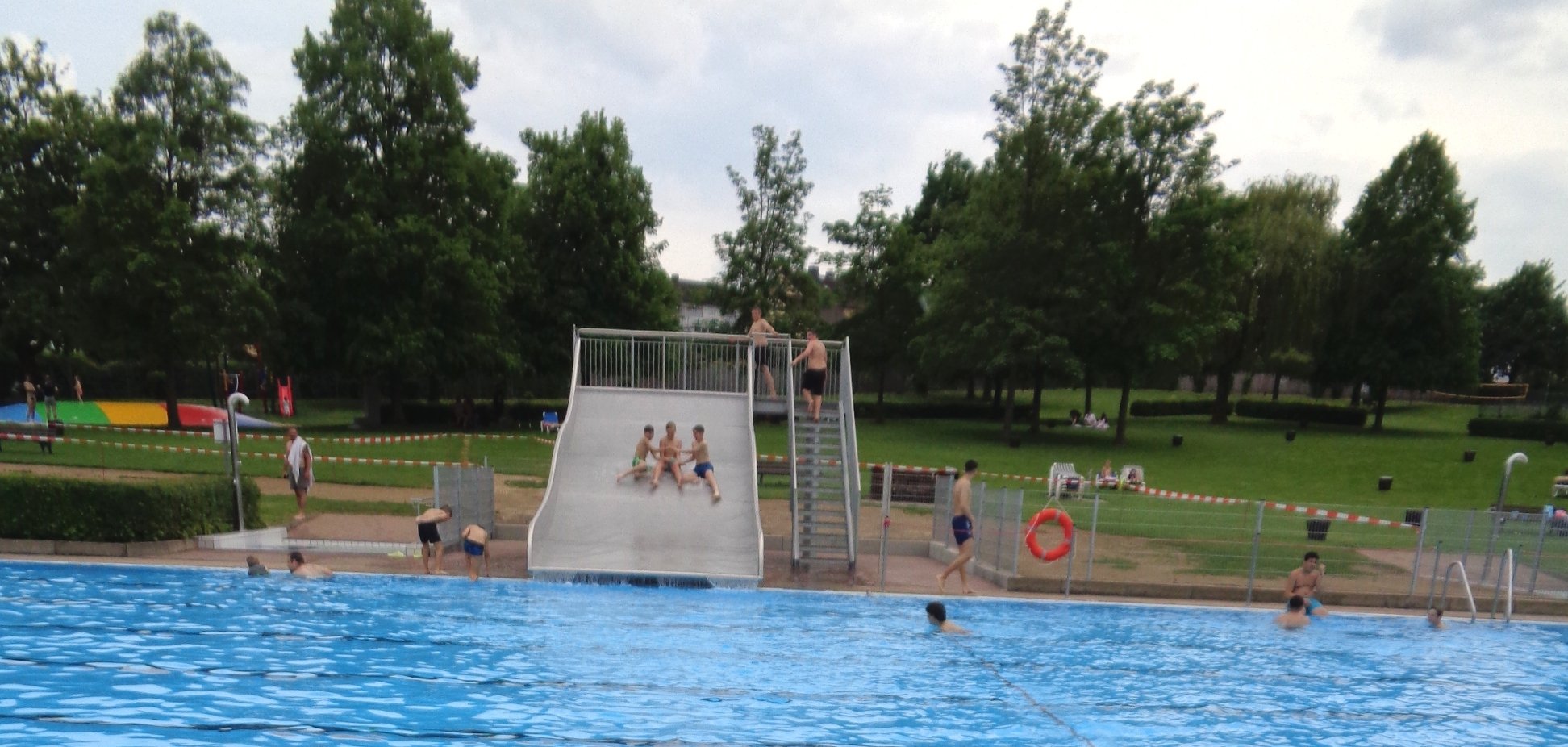 Die ersten Nutzerinnen und Nutzer der Rutsche.