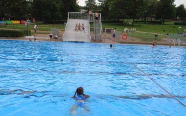 Freibad Lohfelden mit neuer Breitwellenrutsche.