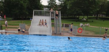 Freibad Lohfelden mit neuer Breitwellenrutsche.