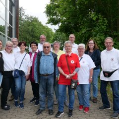 Das Lohfeldener Helferteam (v.l.n.r.): Rathaus-Mitarbeiterin Katharina Schaub, Petra Karasek, Vorsitzende des DRK Ortsverein Lohfelden, Michael und Elvira Schreiber, DRK, Erste Beigeordnete und stellv. Vorsitzende des Seniorenbeirates, Bärbel Fehr, Jörg Seeger, DRK, Vorsitzender des Seniorenbeirates, Karl Schäffer, Rathaus-Mitarbeiterin Claudia Becker, Karin und Ottmar Hohmann, DRK, Marianne und Harald Schwedes, DRK und stellv. Vorsitzende des Seniorenbeirates Karin Schnell.  