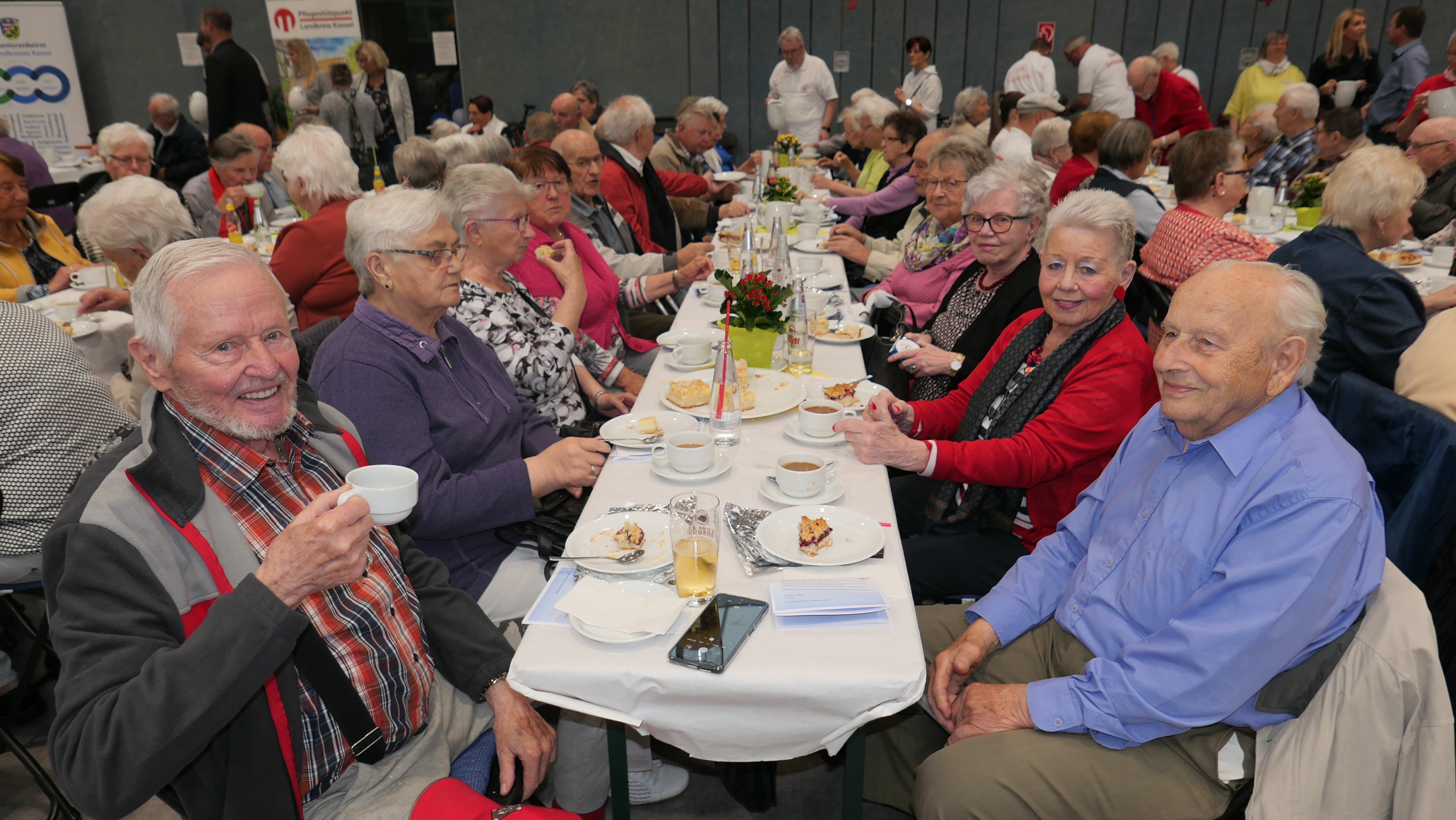 Die Lohfeldener Gäste hatten bei Kaffee und Kuchen sichtlich Spaß.