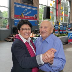 Erste Beigeordnete Bärbel Fehr forderte den ältesten Lohfeldener Gast, Herbert Hannig, zu einem Tänzchen auf.   