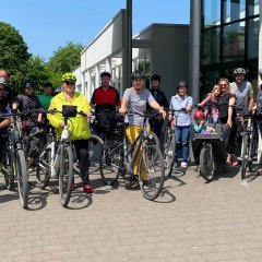 Die Teilnehmerinnen und Teilnehmer der Auftakt-Radtour am 27. Mai, darunter Bürgermeister Uwe Jäger (l.), Klimaschutzbeauftragte Ursula Paul (4. v.r.) und Schulleiter Arno Scheinost (3.v.r.).