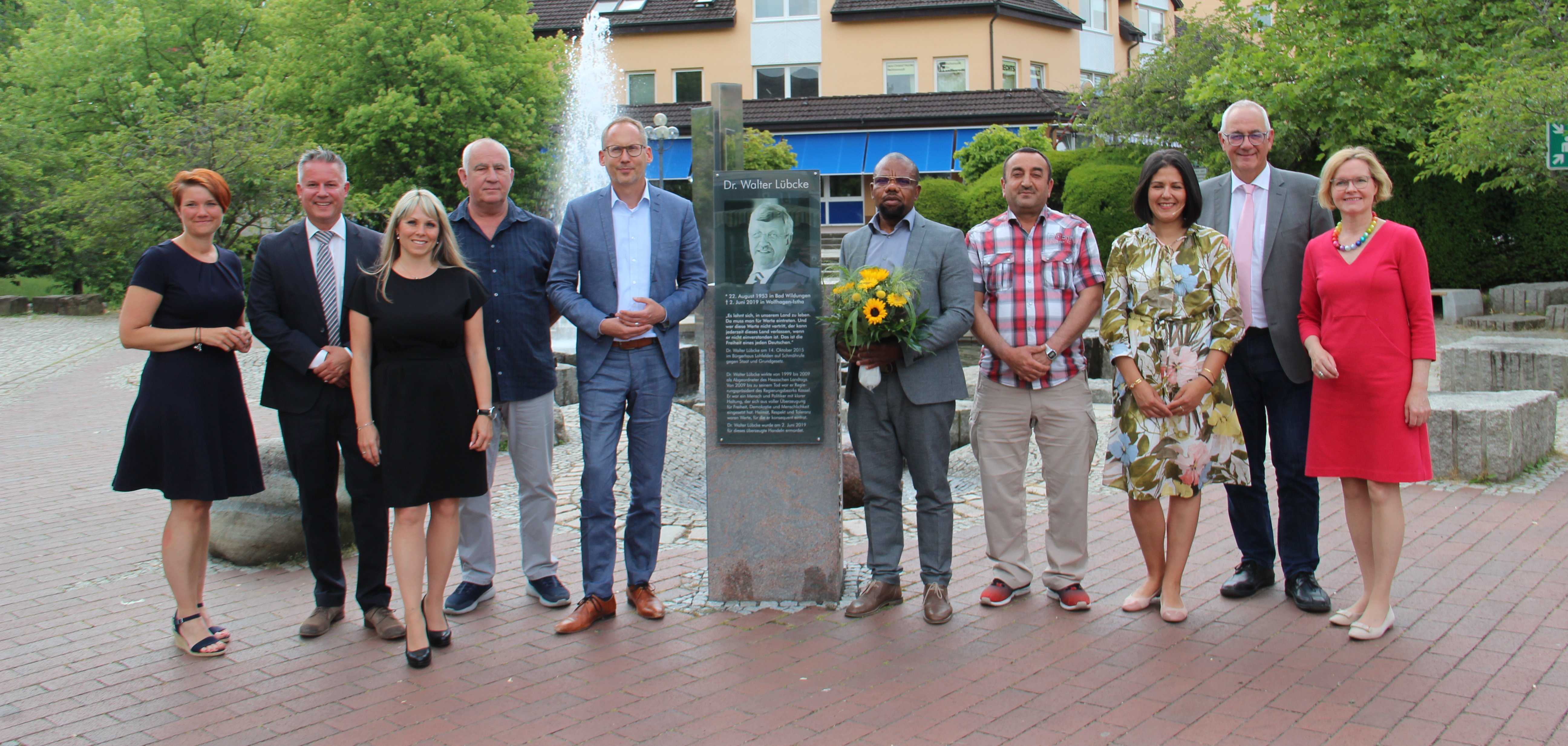 Der Hessische Minister für Soziales und Integration (M, l.) besuchte am 16.06.2023 die Gemeinde Lohfelden, um sich über den Fortgang des Pilotprojektes „Einbürgerungslotsende“ zu informieren. Auf dem Foto v.l.n.r.: Standesbeamtin Jennifer Adrian, Fachbereichsleiter Finanzen und Bürger, Thorsten Bürgel, Christina Ruck, Einbürgerungslotse Dietmar Siebert, Minister Kai Klose, Einbürgerungslotse Friday Aigbomian, Einbürgerungslotse Alan Osman, Dr. Layla Bahmad, Bürgermeister Uwe Jäger und Referatsleiterin Claudia Hackhausen.