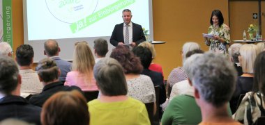 Fachbereichsleiter Thorsten Bürgel und Dr. Layla Bahmad vom Hessischen Ministerium für Soziales und Integration stellten das Pilotprojekt "Einbürgerungslotsende Lohfelden" vor.