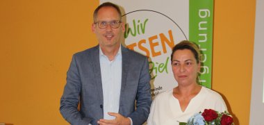 Rahime Tafoski erhielt ihre Einbürgerungsurkunden von Minister Kai Klose.