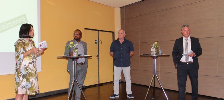 Zwei Einbürgerungslotsen, Friday Aigbomian (2.v.l.) und Dietmar Siebert (2.v.r.), berichteten von ihrer Arbeit.