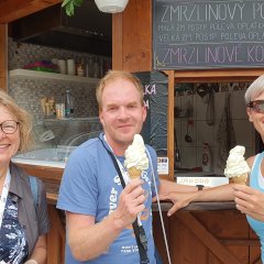 Nach dem erfolgreich absolvierten Lauf gab es ein Eis zur Stärkung (v.l.): Marianne Wolf, Paul Eicke und Eva Eichholz. Herzlichen Glückwunsch!