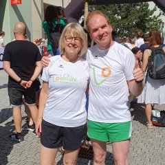 Traten für Lohfelden beim Trutnover Halbmarathon an: Marianne Wolf und Paul Eicke kurz vor dem Start.
