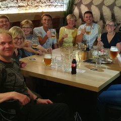 Nette Begrüßung und Abendessen am Freitag im Hotel Pohoda (v.l.n.r.): Die Lohfeldener Laufenden Paul Eicke und Marianne Wolf, die Würzburger Freunde Christoph Hoffmann und Hilke Hoffmann, die Würzburger Freunde und Laufenden Jochen Mai und Hannelore Mai, Hauptorganisator des Halbmarathons, Pavel Šimek, Mitorganisatorin des Halbmarathons, Dagmar Beluská, Polizist Vojtěch Hubka und Agenda-Sprecherin der Agenda-Gruppe „Freundeskreis Trutnov“, Eva Eichholz.