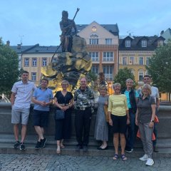 Abendlicher Spaziergang zum Rübezahlplatz (v.l.n.r.): Pavel Šimek, Christoph Hoffmann, Dagmar Beluská, Paul Eicke, Hilke Hoffmann, Hannelore Mai, Eva Eichholz, Marianne Wolf und Jochen Mai.