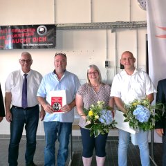 Auf dem Foto sind Ruth Gundelach (4.v.l.) und Jost Gundelach (3.v.l.) von Hof Gundelach erhielten ebenso wie Stefan Wetterau (2.v.r.) von IVM-Nordhessen das Förderschild des Deutschen Feuerwehrverbandes als Partner der Feuerwehr von (v.l.n.r.) Norbert Damm, Uwe Jäger und Norbert Fischer zu sehen. - Link öffnet seitenüberlagerndes Dialog-Fenster