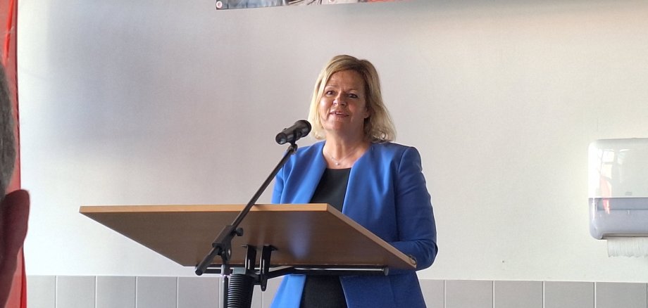 Auf dem Foto ist Bundesinnenministerin Nancy Faeser zu sehen, die ebenfalls ein Grußwort an die Gäste richtete.