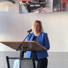Auf dem Foto ist Bundesinnenministerin Nancy Faeser zu sehen, die ebenfalls ein Grußwort an die Gäste richtete. - Link öffnet seitenüberlagerndes Dialog-Fenster