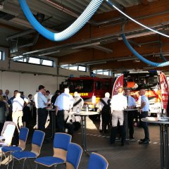 Auf dem Foto sind die Gäste beim anschließenden Buffet zu sehen.  - Link öffnet seitenüberlagerndes Dialog-Fenster