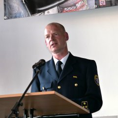 Auf dem Foto ist Brandschutzdezernent des Regierungspräsidiums Kassel, Thomas Finis, während seiner Rede zu sehen.