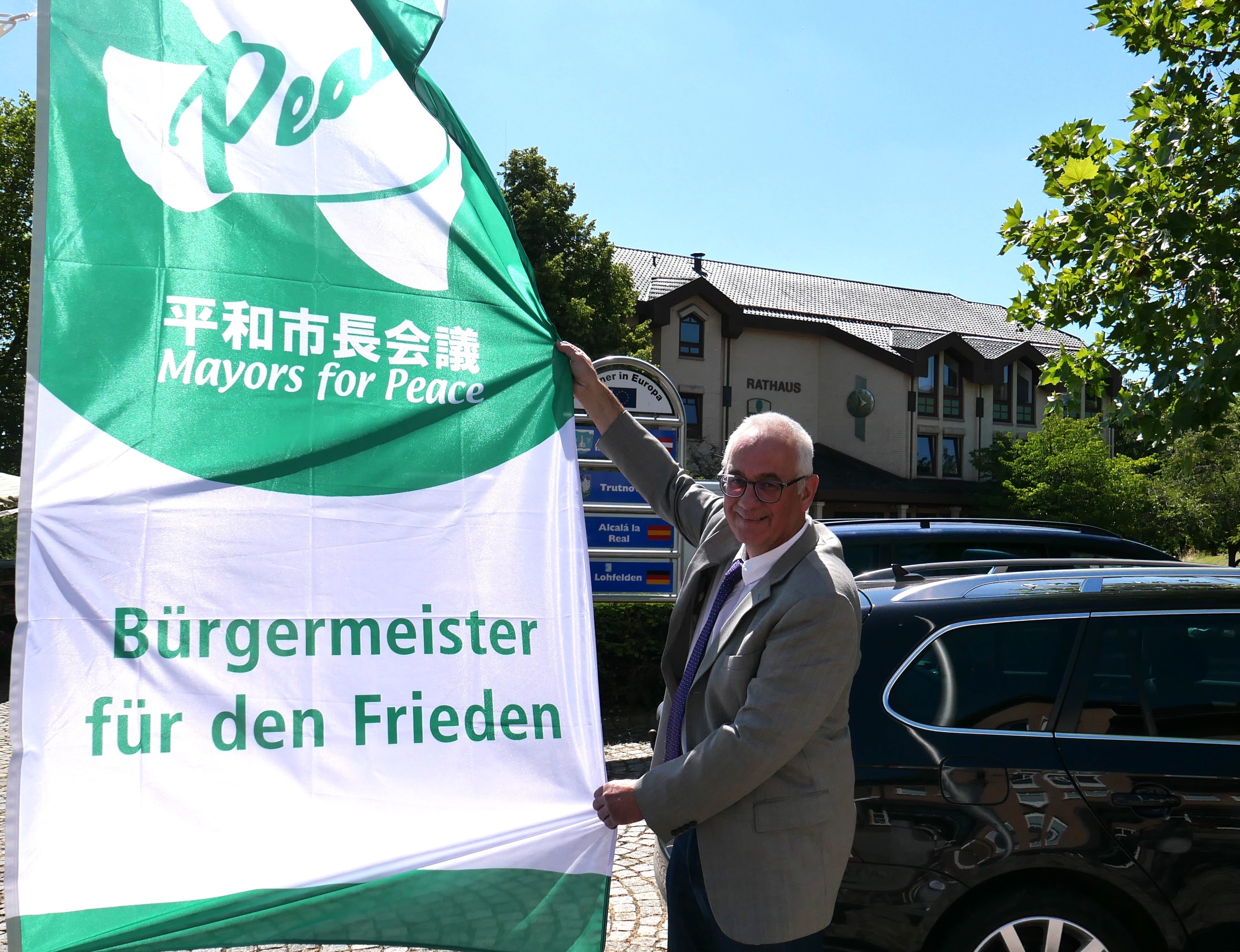 Ein Zeichen für den Frieden: Bürgermeister Uwe Jäger hisste am 08.07. die Fahne der Mayors for Peace auf dem Dr.-Walter-Lübcke-Platz.