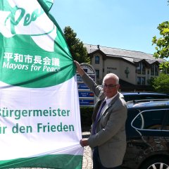 Ein Zeichen für den Frieden: Bürgermeister Uwe Jäger hisste am 08.07. die Fahne der Mayors for Peace auf dem Dr.-Walter-Lübcke-Platz.