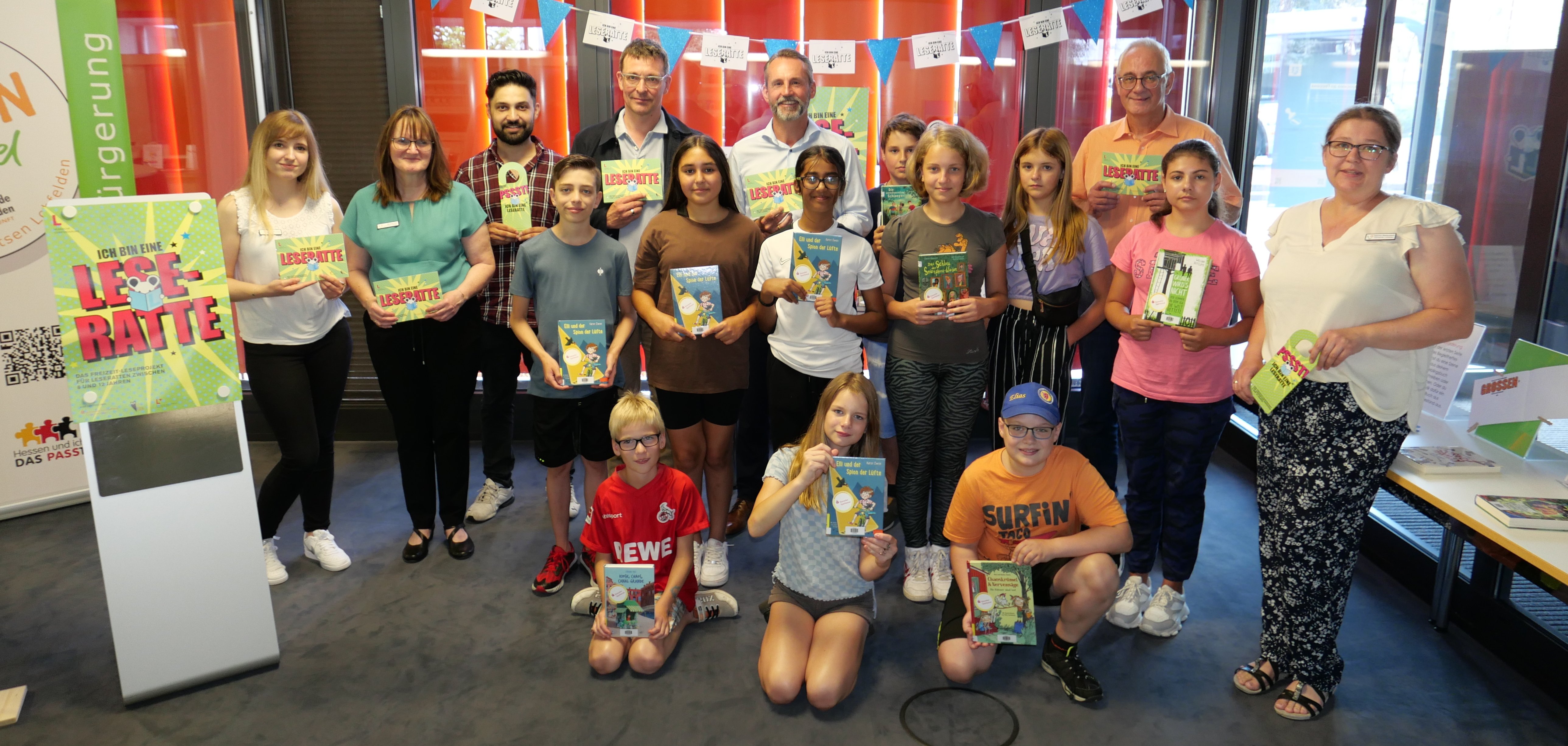 Die Lohfelder Leseratten mit Bürgermeister Uwe Jäger, Oliver Jentzsch von der Sparkasse Lohfelden, Schulleiter Arno Scheinost und Lehrer Brendon Januzaj (hinten v. r. n. l.) von der Söhre Schule sowie dem Bücherei-Team Louisa Theis, Michaela Fenn und Büchereileiterin Sabrina Bieberstedt (v. l. n. r.).