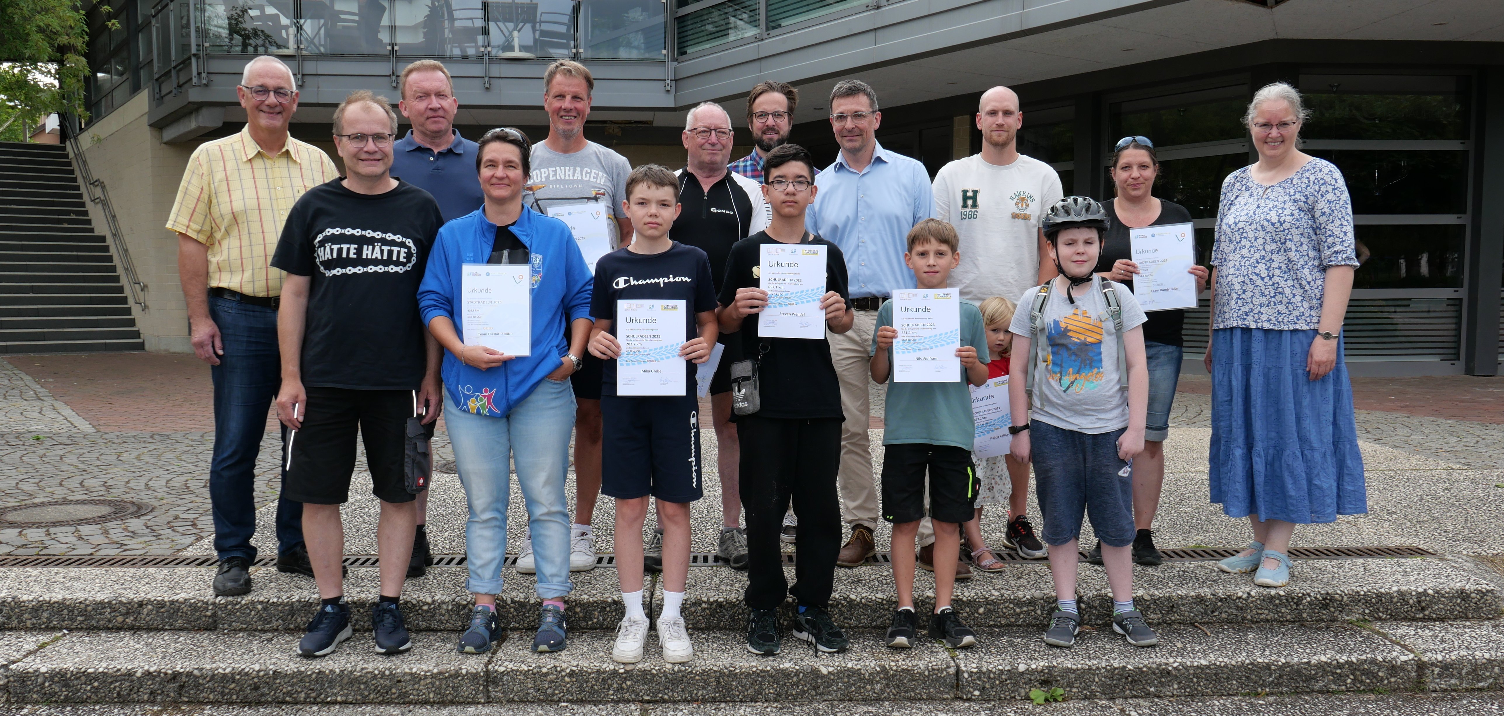 Die Teilnehmerinnen und Teilnehmer der Abschlussveranstaltung am 13. Juli im Familienraum am Bürgerhaus, darunter Bürgermeister Uwe Jäger (l.), Klimaschutzbeauftragte Ursula Paul (4. v. r.) und Schulleiter Arno Scheinost (3.v.r.). Radverkehrsbeauftragter der Söhre-Schule: Simon Dölle, Frank Pruin mit Teammitgliedern, Pamela Rausch (Frau von Benjamin Rausch), Jörg Wiegand, Franz Wagner, (Robert Bayer und Manfred Modenhauer waren nicht da). 