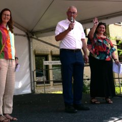 Die Vorsitzende des Lohfeldener Ausländerbeirates, Edita Basha (r.) begrüßte die Gäste des 25. Internationalen Festes auf dem Dr.-Walter-Lübcke-Platz gemeinsam mit Moderatorin Maike Oertel (l.), und Bürgermeister Uwe Jäger (M.).
