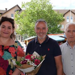 Edita Basha (l.) ließ in ihrer Rede die 25-jährige Geschichte des Ausländerbeirates Lohfelden Revue passieren. Ehrenausländerbeirat Fatmir Alili (2.v.l) berichtete gemeinsam mit Cono Morena (2.v.r.) von der Gründung des Lohfeldener Ausländerbeirats.