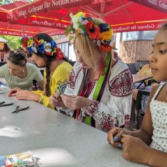 Lena und Anna bastelten mit den kleinen Festbesucherinnen und –besuchern.