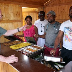 Alt-Bürgermeister Michael Reuter besuchte u. a. die afrikanische Hütte mit ihren leckeren Speisen.